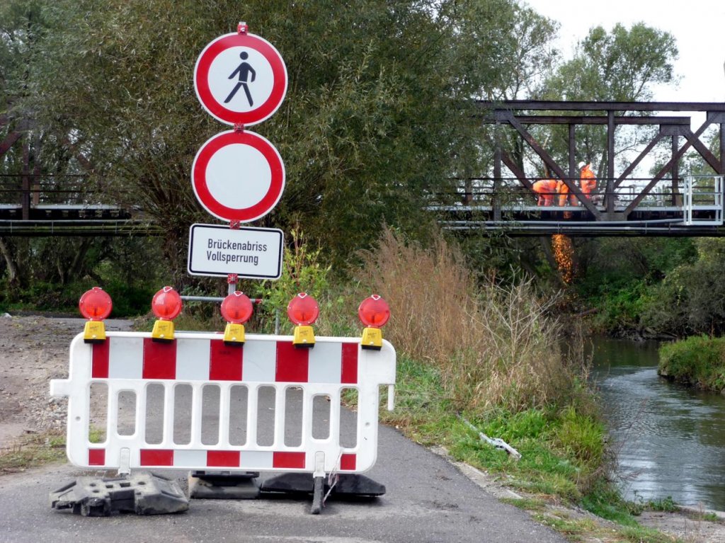 Nach dem Beginn der Streckensperrung am 08.10.2011 wird die alte Saalebr�cke in Ro�bach demontiert. (Foto: Klaus Pollm�cher)