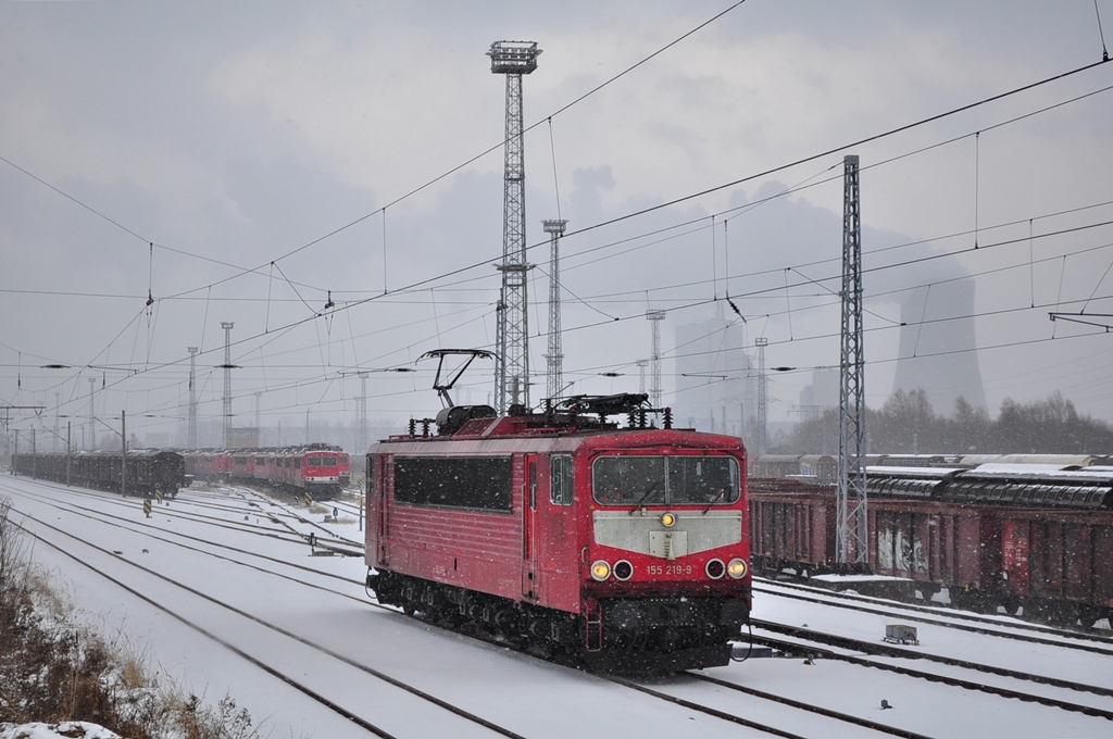 Nach Ebrswalde sollte am 09.02.2012 die 155 219 fahren.In Rostock-Seehafen bespannte sie den Schadwagenzug.Allerdings kam sie nur bis Altenwillershagen(zwischen Rostock und Stralsund.Dort ri sie sich den  Bgel  ab und beschdigte die Fahrleitung.