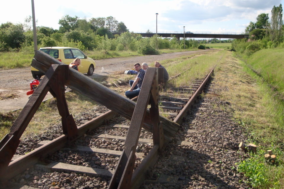 Nach getaner Arbeit erfolgte eine wohlverdiente Pause neben dem Prellbock des ehemaligen Anschlu�bahngleis des Kaliwerkes in Ro�leben. Vor den Freischnittarbeiten konnte man diesen kaum sehen; 12.05.2012 (Foto: G�nther G�bel)