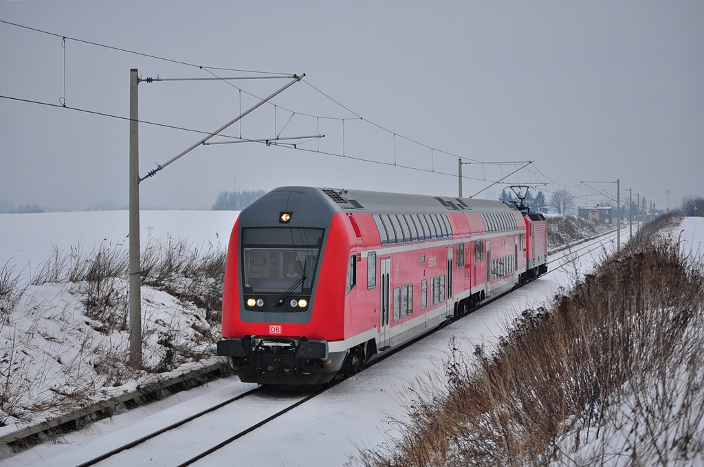 Nach Gstrow schiebt am 14.12.2012 die 143 889 ihre S3.Hier kurz nach Start in Rostock Hbf zwischen Gragetopshof und Kavelstorf.