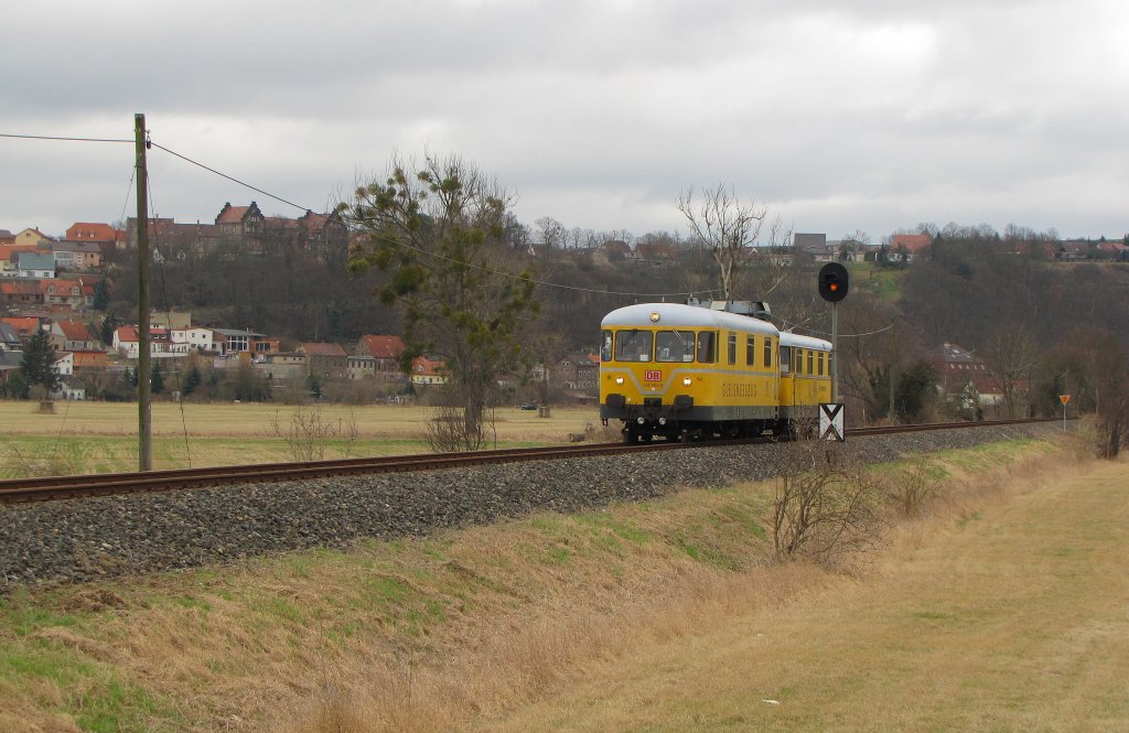 Nach kurzem Sprint mit dem Auto war noch dieses Bild bei Zingst m�glich. DB Netz Instandhaltung 726 002-9 + 725 002-0 als NbZ 94022 von Nebra nach Naumburg Hbf; 12.03.2012 