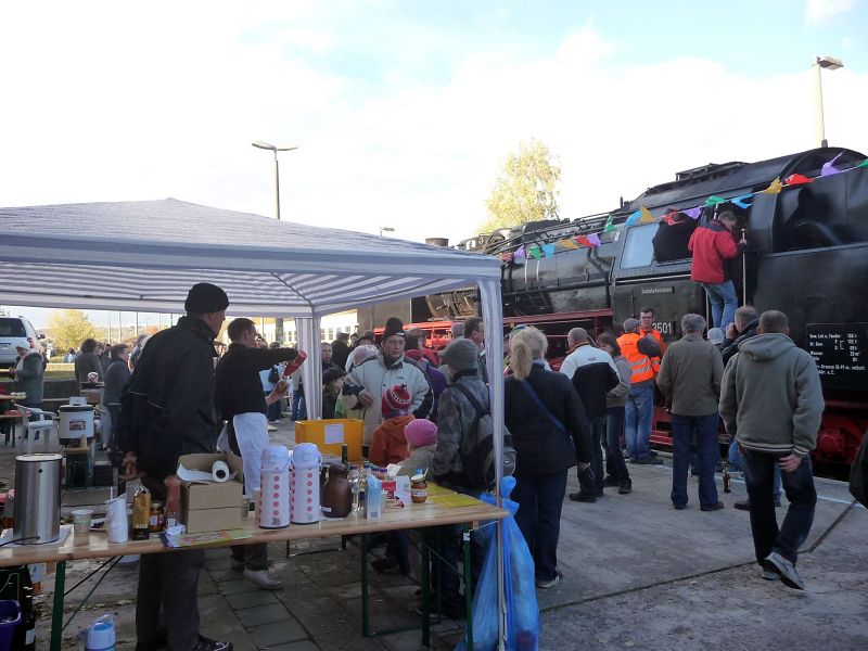 Nach einer leckeren Bratwurst fanden die F�hrerstandsmitfahrten auf der 50 3501 gro�es Interesse; 24.10.2010. (Foto: Ralf Kuke)