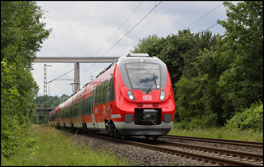 Nach unzhligen Monaten Verzgerung sind die Talent 2 nun doch im Siegerland eingetroffen. Heute wurde zum ersten Mal ein RE 9 planmig mit zwei 442ern gefahren. 442 258 und 442 257 als RE 9 von Aachen nach Siegen hier kurz vor ihrem Ziel in Siegen. 09.06.2012