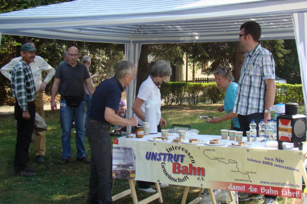 Nach der Wanderung konnten sich die Fahrg�ste des 1.  Unstrut-Schrecke-Express  an unserem Infostand am Lindenplatz in Donndorf bei Kaffee und Kuchen st�rken, bevor es zur�ck nach Erfurt ging; 01.05.201 (Foto: G�nther G�bel)