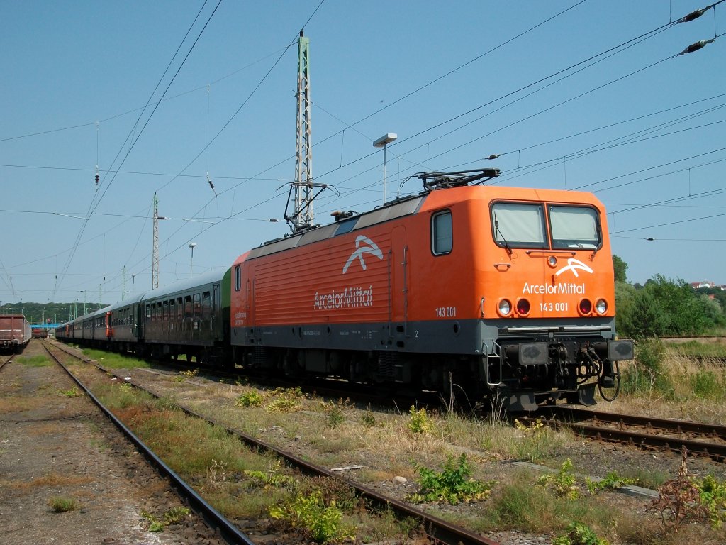 Nachdem 143 001 am 10.Juli 2010 mit dem Piratenexpress von Cottbus nach Binz gefahren war,kam der Leerpark von Binz nach Bergen/Rgen zum abstellen.Kurz vor Mitternacht ging es von Bergen/Rgen wieder zurck nach Cottbus.