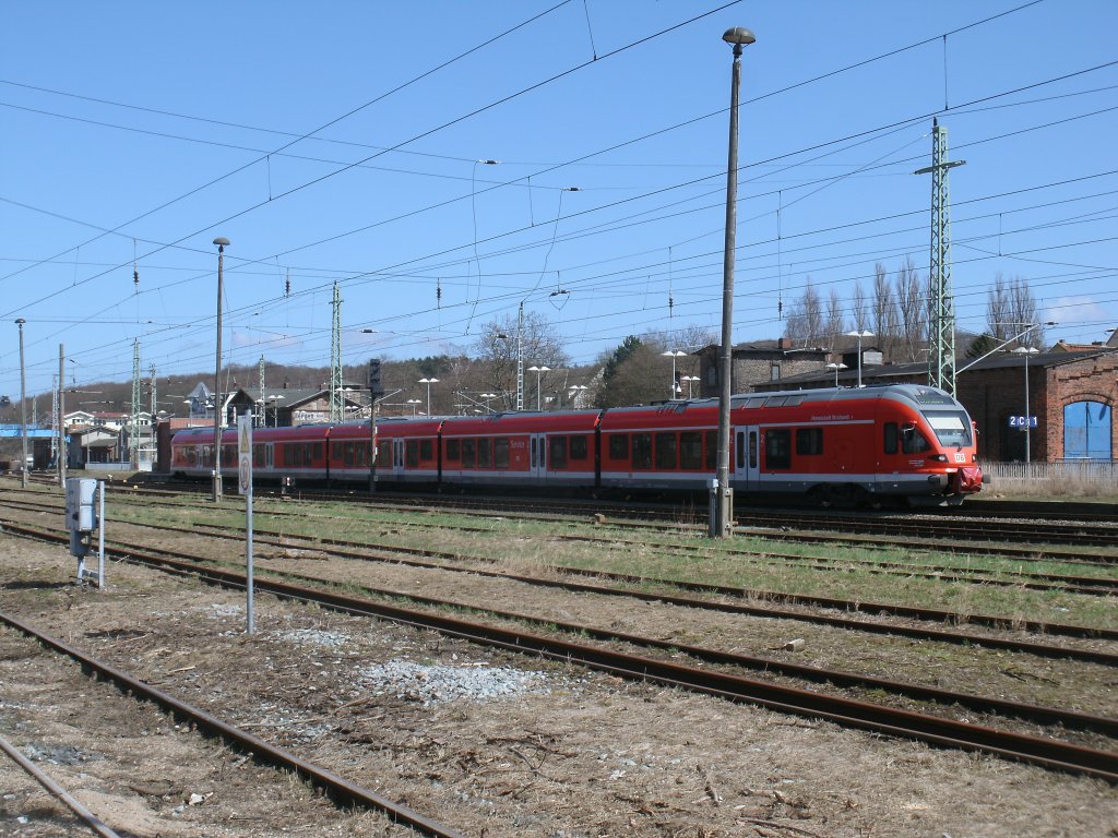 Nachdem die abgestellten Gterwagen abgefahren wurden,hat man von der Ladestrae in Bergen/Rgen aus wieder freie Sicht auf dem Bahnsteig.So konnte ich am 20.April 2013 den 429 028-4 am Bahnsteig fotografieren.