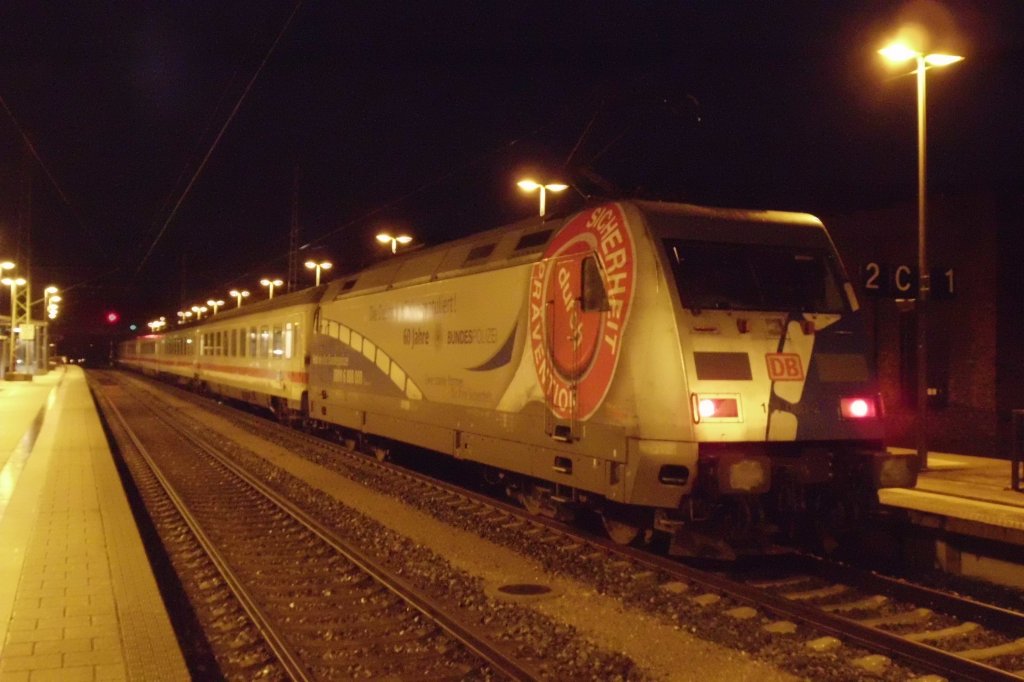 Nachdem ich 101 060 einige Male in verkehrsrot vor die Linse bekommen hatte,ist es mir am 07.Januar 2012 erstmalig gelungen 101 060 mit ihrer Bupowerbung zufotografiert.Ankunft mit IC 2376 Karlsruhe-Binz in Bergen/Rgen.