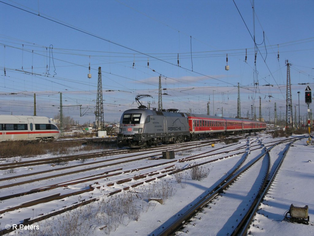 Nachschuss von 182 004-2 mit den RE10 28177 nach Cottbus in Leipzig HBF. 21.12.09
