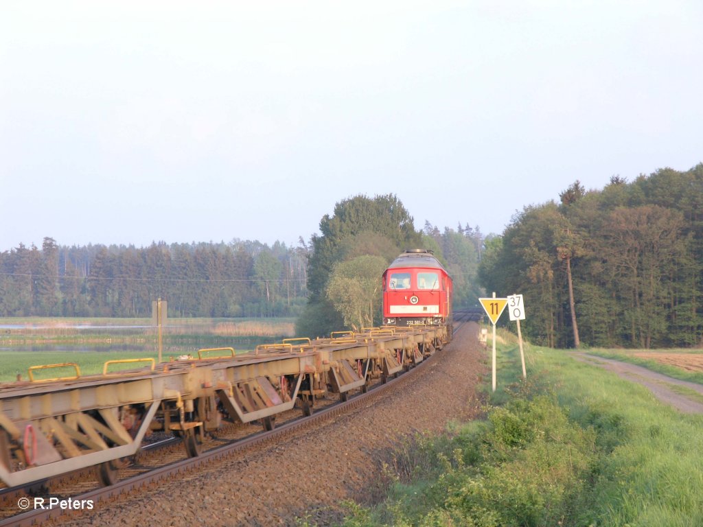 Nachschuss von 232 561-1 mit leerne Containertragwagen bei Oberteich. 12.05.11