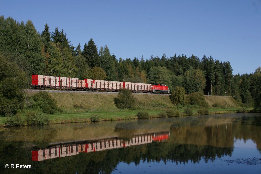 Nachschuss von 294 747-1 mit der Holzbergabe ATW Wiesau - Marktredwitz bei Oberteich. 01.10.11