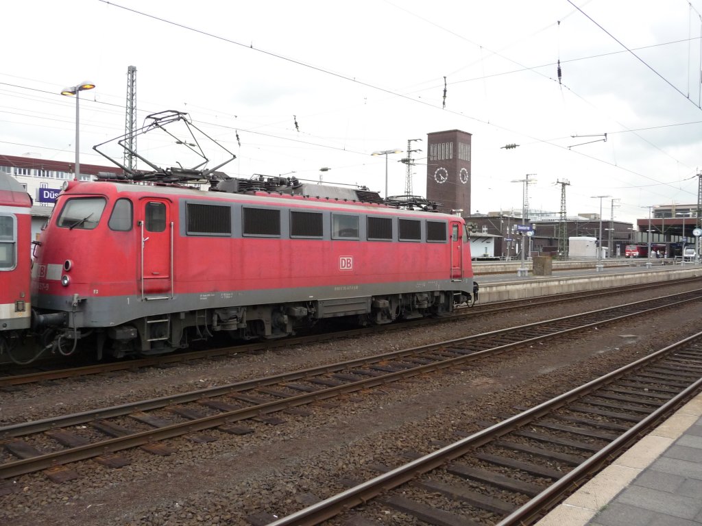 Nachschuss auf 110 457 am 03.05.2012 im Dsseldorfer Hauptbahnhof.