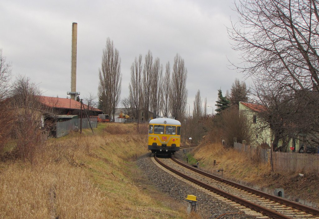 Nachschuss auf die Gleismesstriebwagen 725 002-0 + 726 002-9 von DB Netz Instandhaltung in Laucha, die am 12.03.2012 als NbZ 94021 von Naumburg Hbf nach Nebra unterwegs waren.