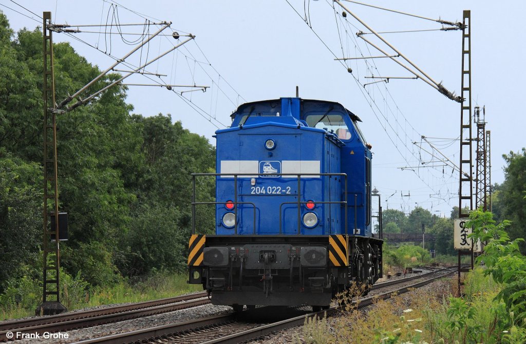 Nachschuss auf V 100 Press 204 022-2 bei Leerfahrt Richtung Grokorbetha, KBS 581 Halle - Naumburg, fotografiert kurz vor dem Bahnhof Schkopau am 02.08.2012 --> Die Lok wurde 1970 als DR 110 317-5 in Betrieb genommen --> ab 1981 112 317-3 --> ab 1992 202 317-4 --> seit 2006 PRESS - Eisenbahnbau- und Betriebsgesellschaft Pressnitztalbahn mbH, Jhstadt mit NVR-Nummer: 92 80 1203 225-8 D-PRESS