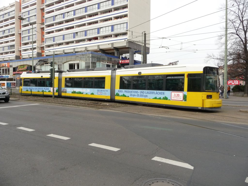 Nachschuss auf Wagen 1038 in der Nhe des Bahnhofes Berlin-Alexanderplatz. 11.04.2012
Linie M5 -> S-Bahnhof Hakescher Markt