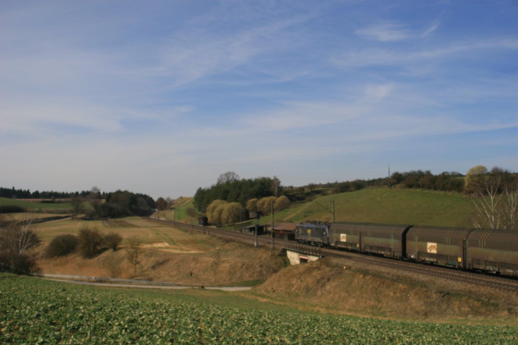 Nachschuss von ES64 F4 209 mit Autozug bei Fahlenbach. 24.03.11