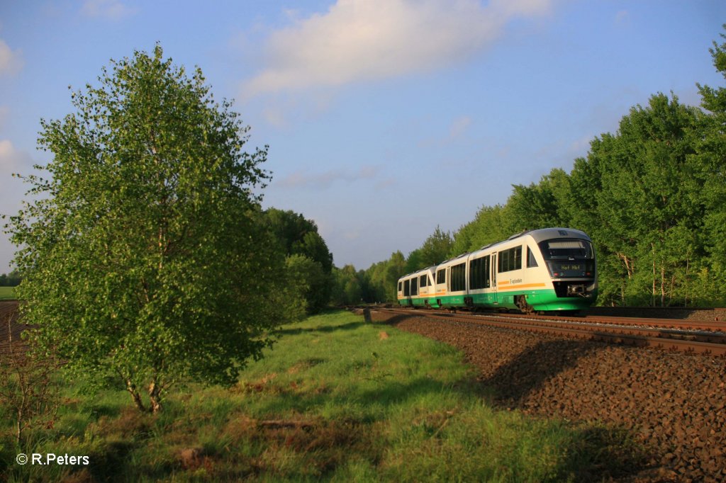 Nachschuss von VT03 und VT19 als VBG81128 Schwandorf - Hof bei Schnfeld. 12.05.11