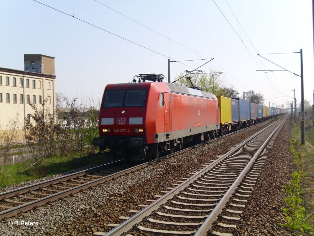 Nahaufnahme von 145 077-4 mit dem Containerzug. 25.04.10