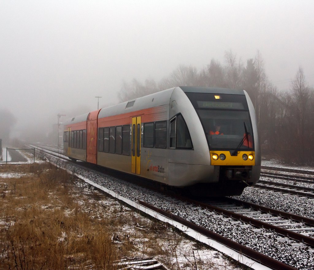 Nebel in Herdorf: Stadler GTW 2/6 der Hellertalbahn kommt von Neunkirchen/Siegerland hier am 13.02.2011 kurz vor der Einfahrt in den Bahnhof Herdorf. Die GTW´s haben eine Achsanordung 2´Bo2´ ein MTU 12V 183 Motor mit 550 kW Leistung ist im Mittelteil (Antriebseinheit) unter gebracht, der den Tiebwagen auf eine Hchstgeschwingigkeit von 120 km/h bringen kann.