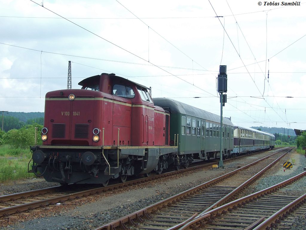 NeSa V100 1041 mit dem SVT 137 856 der Bauart K�ln, als DbZ 93567 von Delitzsch nach Friedrichshafen Stadt, in der �berholung in Naumburg Hbf; 07.06.2011 (Foto: Tobias Sambill)