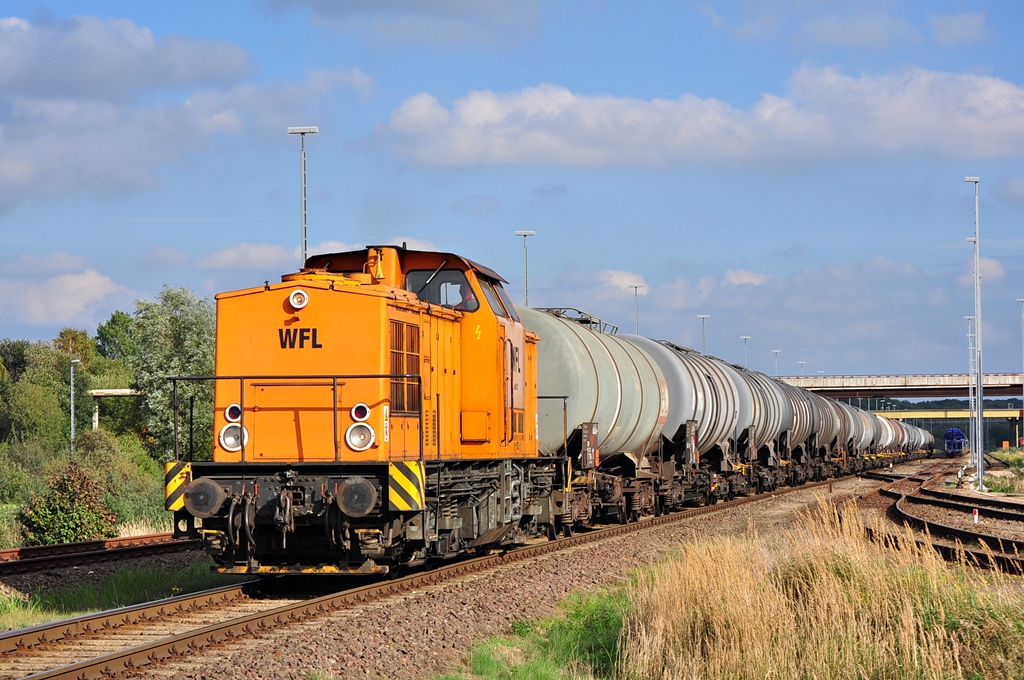 Neu in Rostock-Seehafen:Die Lok 12 der WFL.Unter der Nummer 293 021 rangiert sie Kesselzge im ltanklager.