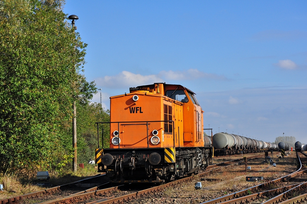 Neu in Rostock-Seehafen:Die Lok 12 der WFL.Unter der Nummer 293 021 rangiert sie Kesselzge im ltanklager.