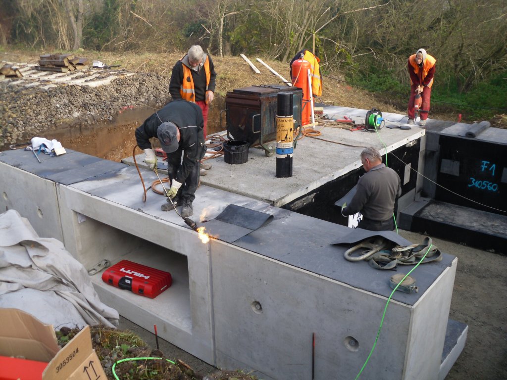 Neubau eines Regenwasser-Duchlasses unter der Bahnstrecke in Kichscheidungen.