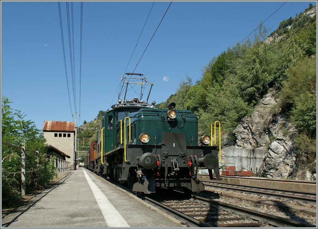 Nicht ganz geglckt ist diese Krokodilaufnahme in Ausserberg, besonders, wenn man weiss (aber nicht sieht) dass im Windschatten die Ae 4/7 mit einem Historischen Gterzug parallel vorbeifhrt...
20. Aug. 2011