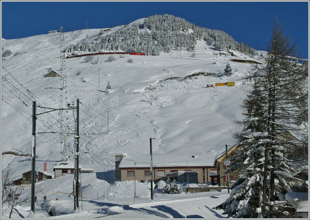 Nicht nur Skifahrer, sondern auch die Bahn wedelt in eleganten Kurven von Ntschen nach Andermatt hinunter. 
12.12.12