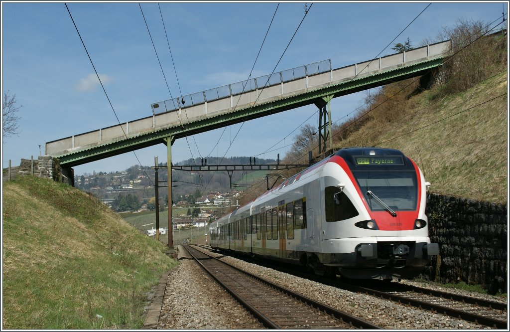 Nicht sehr oft verkehren in den S21 Umläufen Flirts statt NPZ bzw. Domiono: Hier der 523 025 zwischen Bossière und Grandvaux am 1. April 2011