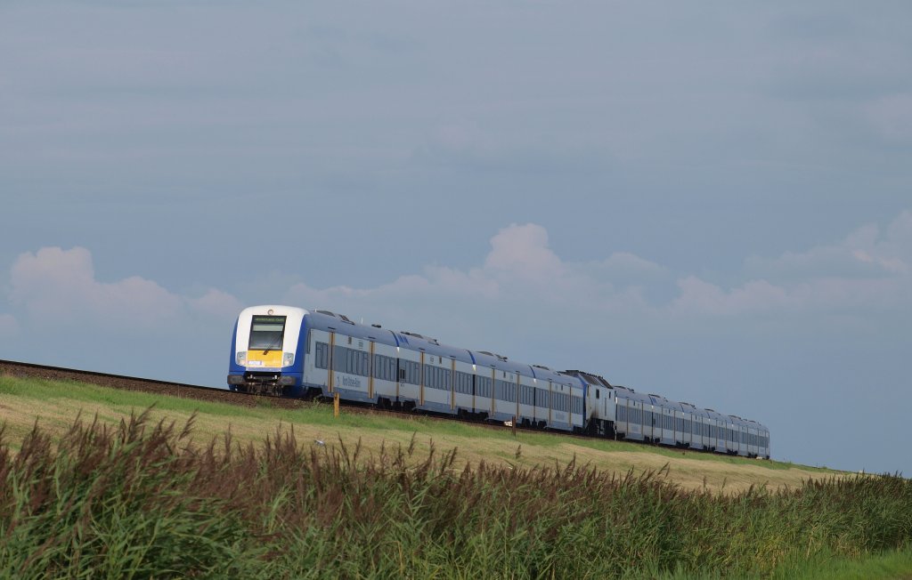 NOB 80598 kam vom Hamburger HBF als 10. Wageneinheit pnktlich ber den Hindenburgdamm gefahren um in Krze in Morsum zu halten. Und dann die nach Westerland/Sylt fortzusetzen.