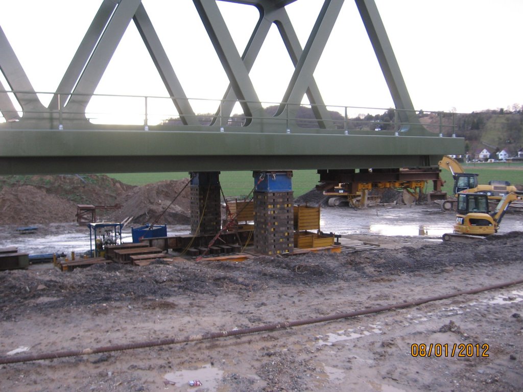 Noch auf provisorischen Pfeilern wartet die neue Saalebr�cke in Ro�bach auf ihren Einbau; 08.01.2012 (Foto: Hans Grau)