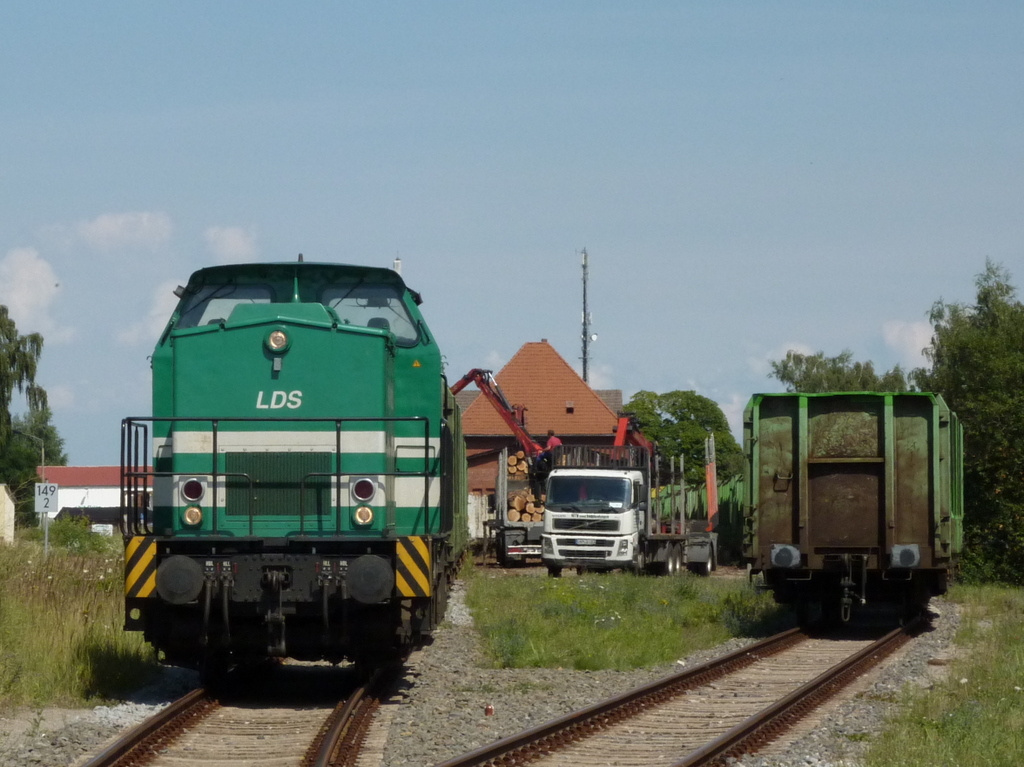 Noch beladen die LKWs die Wagen! 203 127-6 am 27.07.10 in Torgelow