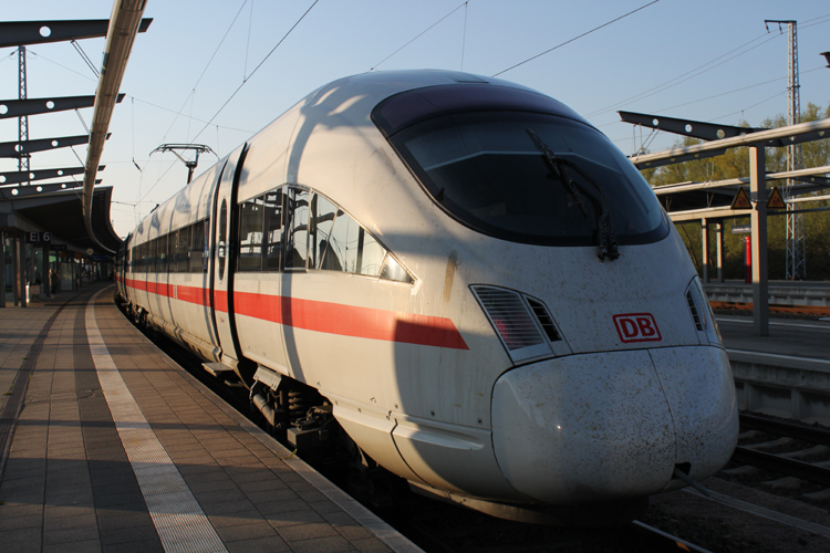 noch fix vor der Abfahrt den ICE 1609 von Rostock Hbf nach Mnchen Hbf fotografiert.Die Ankunft in Mnchen sollte dann fr mich und meinen Eltern um 16.44 Uhr sein aber dank einer Streckensperrung zwischen Bamberg und Erlangen(Grund war das ein LKW die Oberleitung runtergerissen hat)ging es dann ber Schweinfurt und Nrnberg Hbf nach Mnchen Ankunft war dann endlich um 18.00 Uhr,es gab dann Freigetrnke im Bordrestaurant.(21.04.2011)