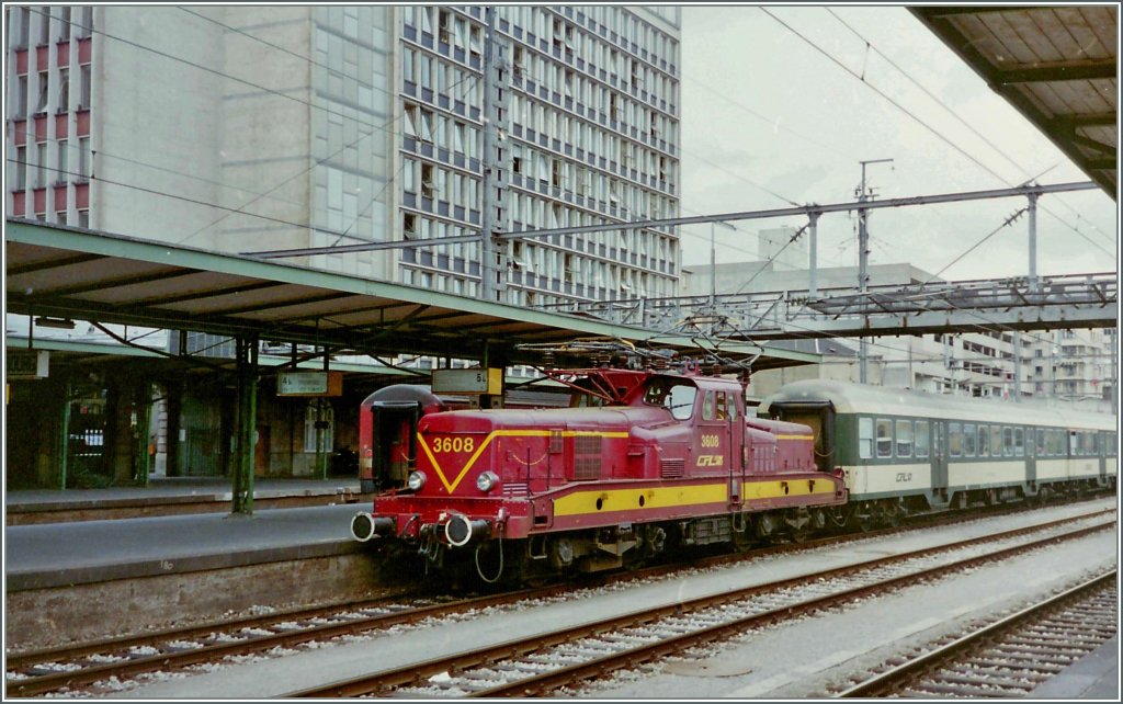 Noch im Planeinsatz: CFL 3608 mit eine Personenzug in Luxembourg. 
13. Mai 1998 