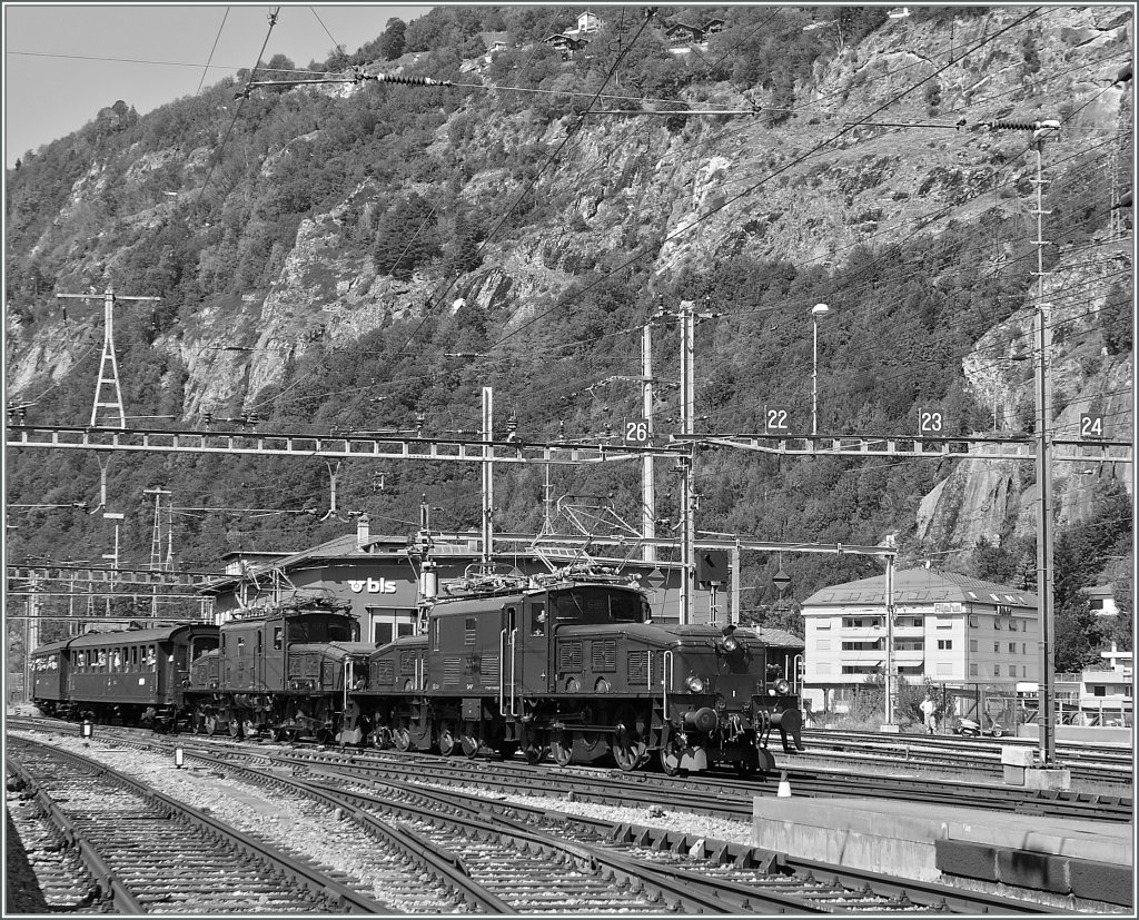 Nochmals, nun in S/W die Krokodile Ce 6/8 III 14305 (Bj 1925) und Ce 6/8 II 14253 (Bj 1919) bei der Ankunft in Brig.
