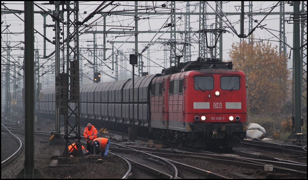 Norddeutsches Schietwetter herrschte am 04.11.11 in Hamburg. Hier durchfahren 151 095 und eine Schwesterlok Harburg