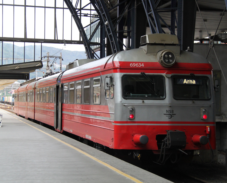 NSB-Lokaltog(69634) als R 636 von Bergen(N)nach Arna(N)kurz vor der Abfahrt im Bahnhof Bergen(N)am 07.08.2011