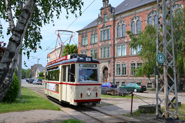 NTB Tw 29 als Linie 4 vom Hauptbahnhof zur Vogelwiese, am 21.05.2011 in der Poststra�e. (Foto: Roberto Franke)