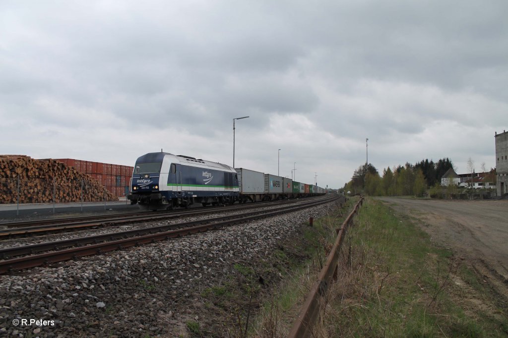 Nun drckt 223 152 den 2. Teil an den schon vorhandenen Teil 1 des Containerzuges 