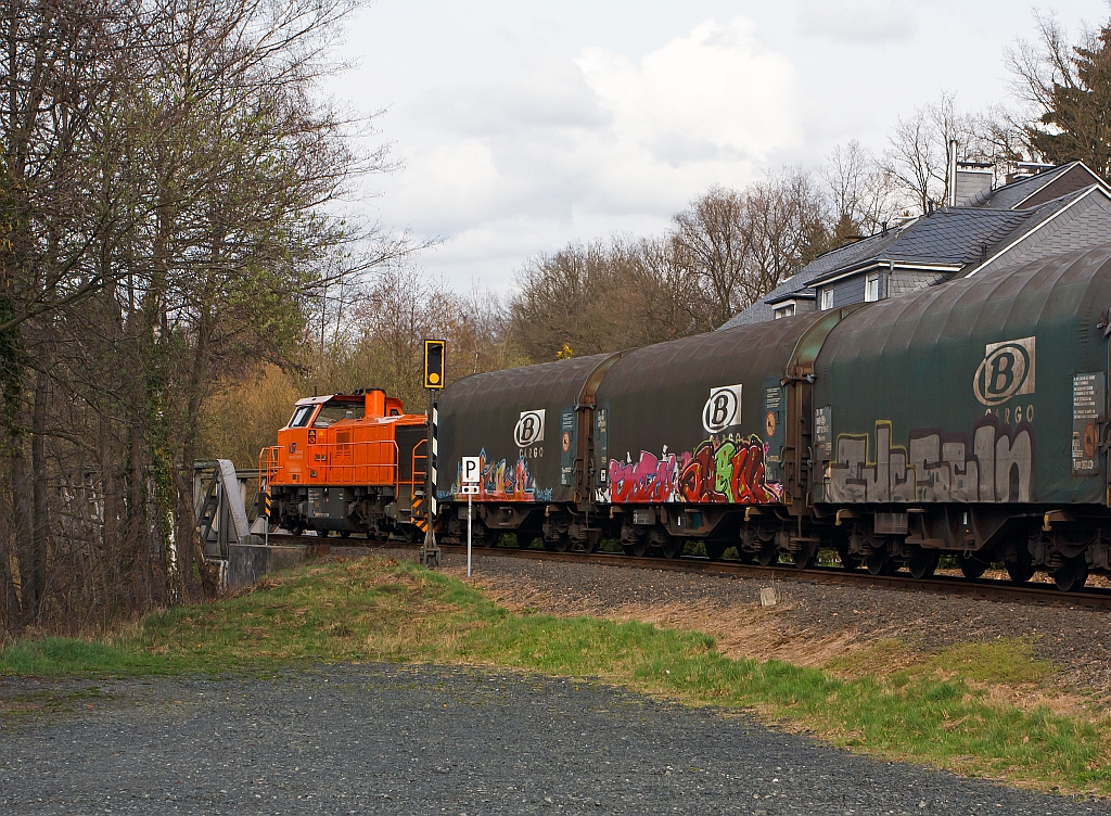 Nun geht es über die Hellerbrücke.....Die Lok 46 der KSW (Kreisbahn Siegen-Wittgenstein), eine Vossloh G 1700 BB, zieht ihren Güterzug in Richtung Neunkirchen-Salchendorf, hier am 11.04.2012 in Neunkirchen.