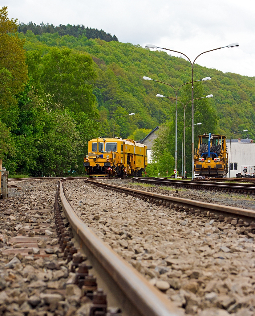 Nun sind die Gleise nicht mehr so wellig....

Rechts die Plasser & Theurer Universalstopfmaschine 08 - 275 Unimat 3S Y (Schweres Nebenfahrzeug Nr. 97 43 41 523 17 - 9), welches eigentlich eine halbautomatisch arbeitende Nivellier-, Hebe-, Richt- und Stopfmaschinen ist, und links die Deutsche Plasser Schotterverteil- und Planiermaschine SSP 110 SW (Schweres Nebenfahrzeug Nr. 97 16 40 549 18 - 6), der DGU (Deutsche Gleisbau Union), bei den letzten Arbeiten am 15.05.2013 in Herdorf auf der Gleisanlage der KSW (Kreisbahn Siegen-Wittgenstein).
