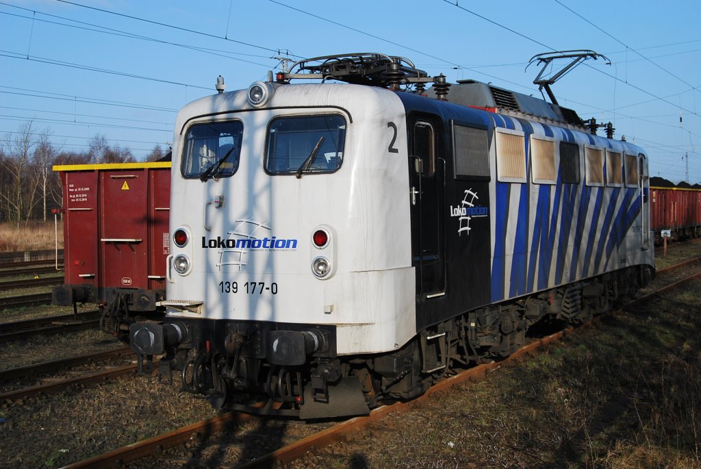 Nur echt mit Mastschatten....139 177 am 27.03.2009 in Rostock-Seehafen Sd.