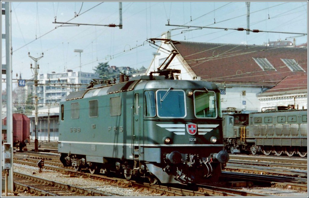 Nur einmal gesehen und fotografiert: die als Ae 6/6  verkleidete  Re 4/4 II 11238. 
Dieses Analog-Bild entstand im Mrz 1994 in Lausanne. 