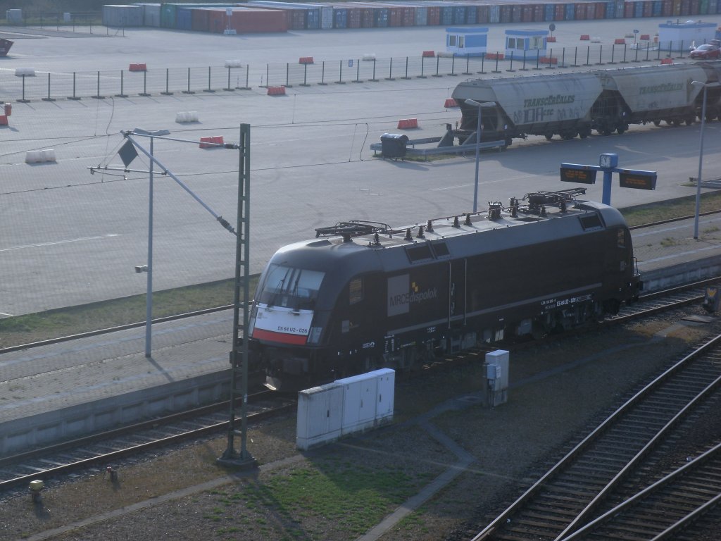 Nur die Mglichkeit blieb mir,am 18.April 2012,den MRCE Taurus ES64U2-026 durch die Scheiben in Mukran zufotografieren.