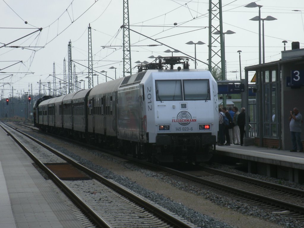 Nur noch als Schlulok fr die abgebgelte die PRESS 145 023-6,am 11.Mai 2013,ab Bergen/Rgen im Sonderzug Binz-Cottbus mit.