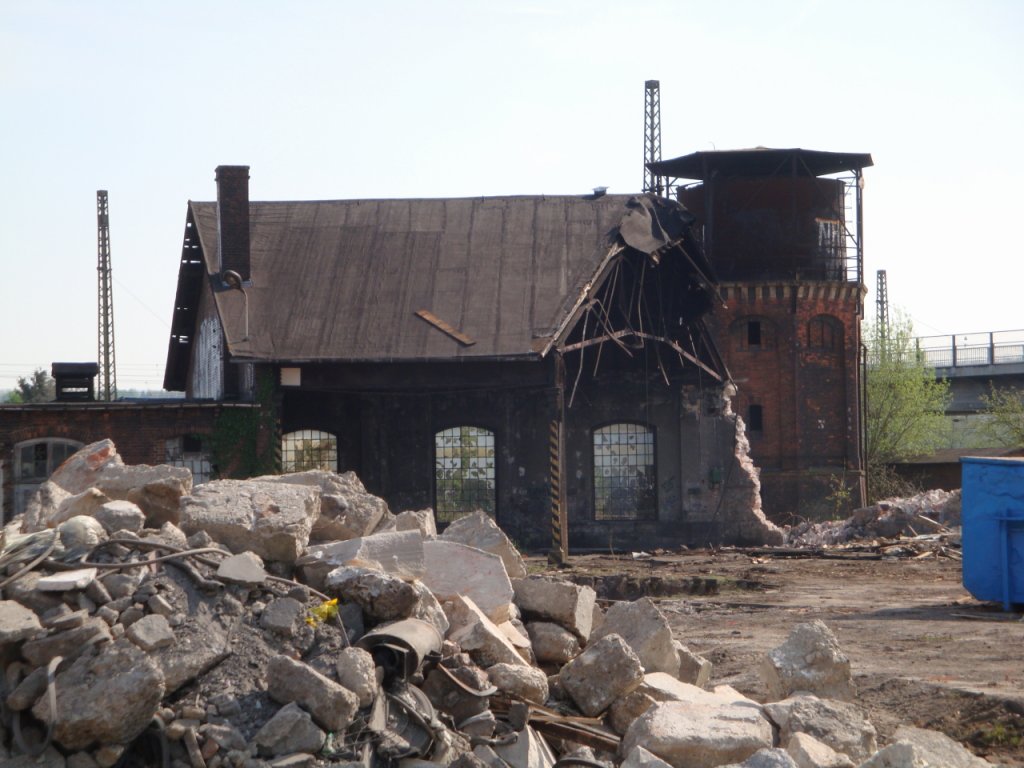 Nur noch ein kleiner Teil des Lokschuppens und der Wasserturm des ehem. Bw Naumburg sind am 24.04.2010 noch vorhanden. (Foto: G�nther G�bel)