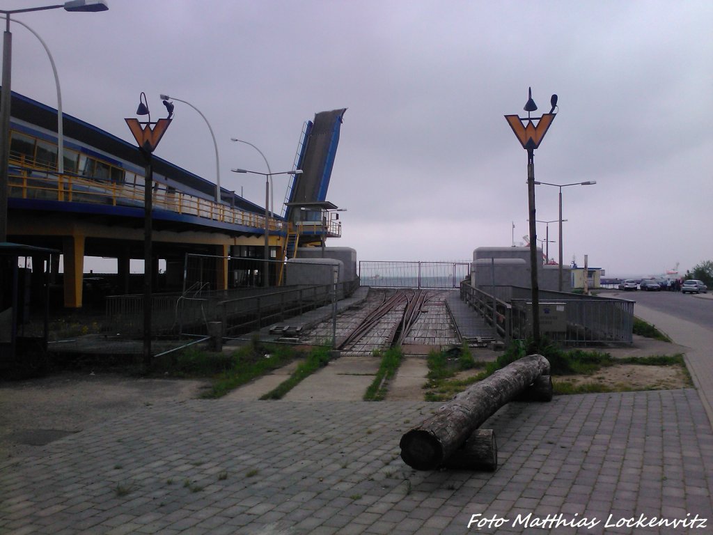 Nur noch kleine Reste von den Ehemaligen Gleisanlagen vom Sassnitzer Fhrhafen in Sassnitz / Hier Die Signale fr die Weichen am 20.5.13