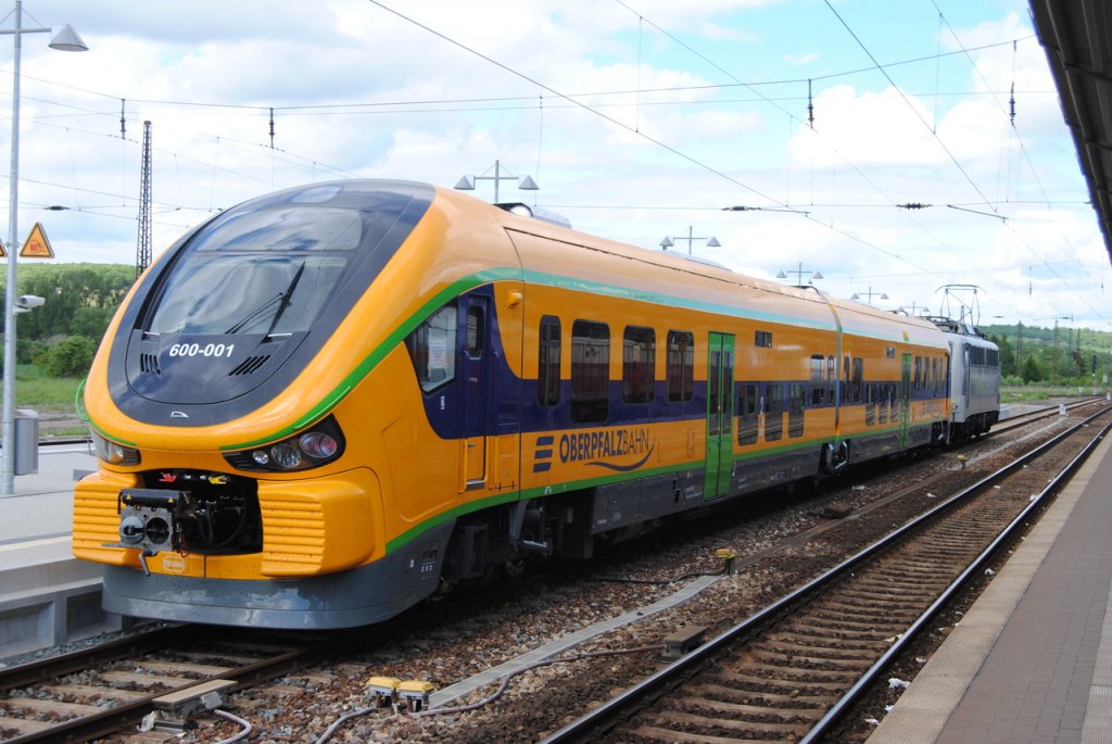 Oberpfalzbahn 600-001 + Rail Adventure 139 558 Richtung Gro�korbetha, am 20.05.2013 in Naumburg Hbf. (Foto: dampflok015)