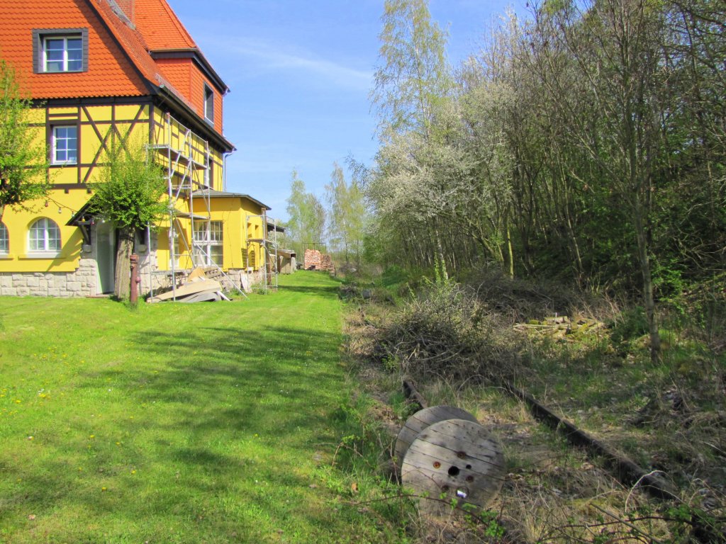 Obwohl das ehemalige Saubachaer EG im neuen Anstrich strahlt, sieht man dem Gleisk�rper der Finnebahn an, dass hier schon lange kein Zug mehr f�hrt; 28.04.2010
