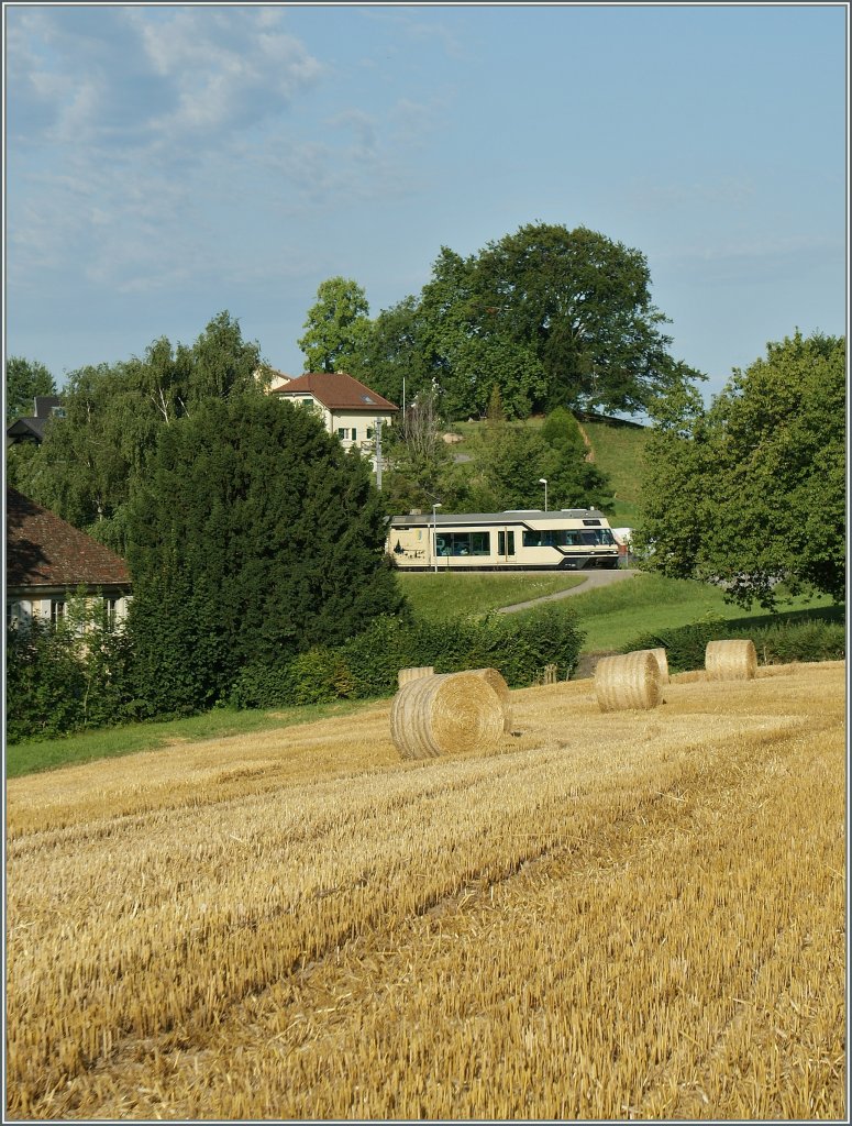 Obwohl  Motiv verdeckt , hoffe ich, dass dies Bild trotzdem ankommt. 
CEV GTW beim Halt in Chteau d'Hauteville.
19. Juli 2012